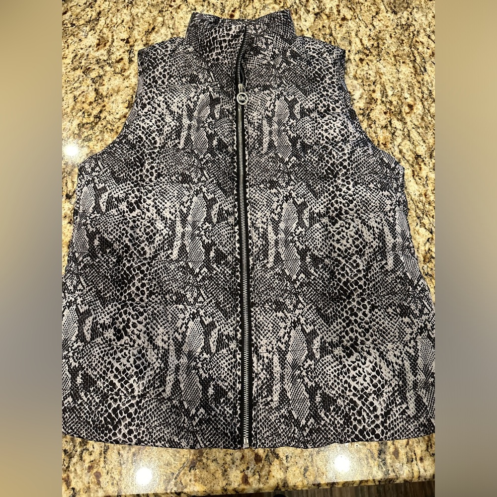NWT Michael Kors best - black & Gray snake print - M